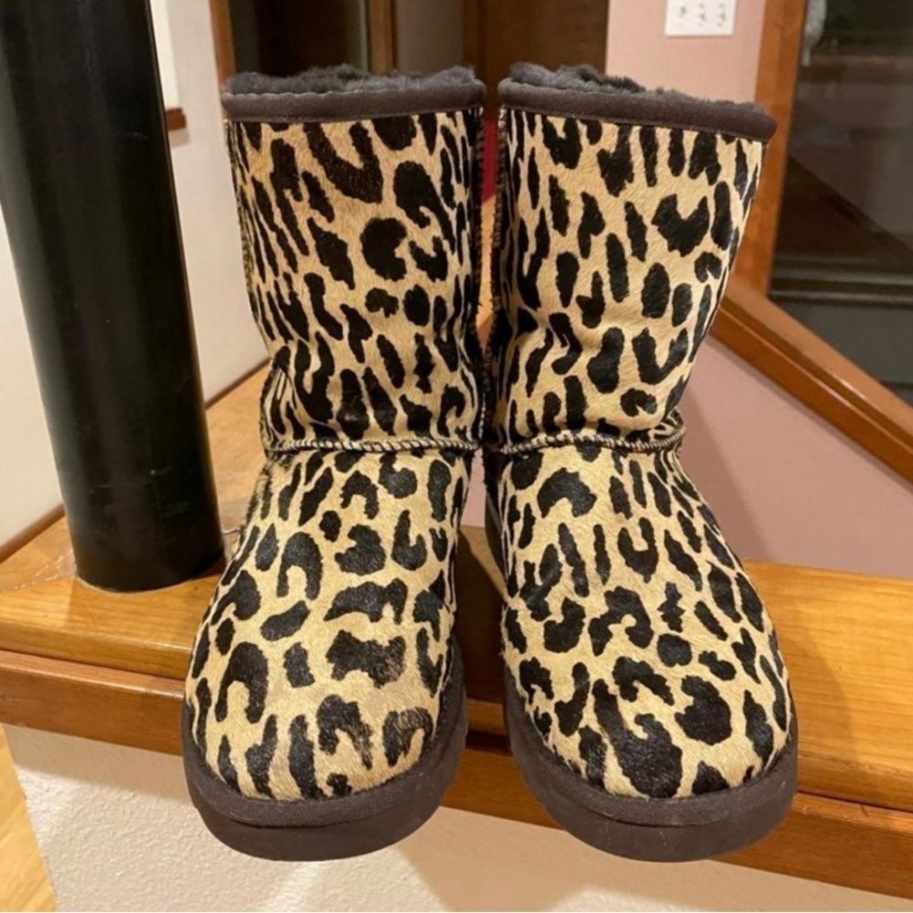 Excellent UGG Leopard Sheepskin Boots, 7